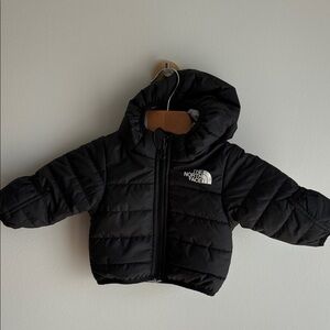 The North Face Infant Black Hooded Puffer Jacket size 0-3 month